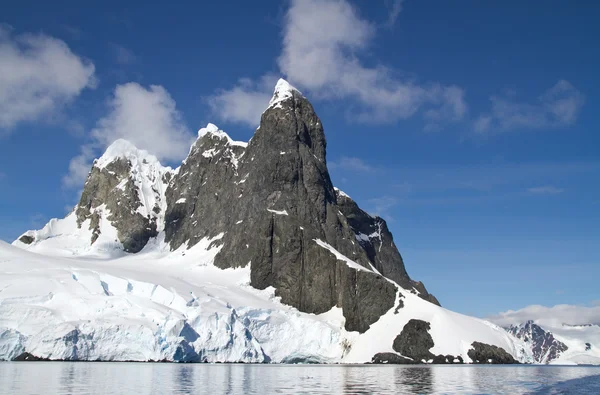 Mehrere Gipfel auf der antarktischen Insel an einem sonnigen Tag — Stockfoto