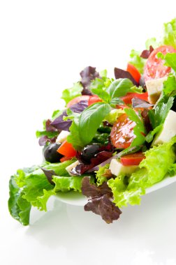 salata taze sebze, peynir mozzarella ve zeytin, zeytinyağı ile sulanan