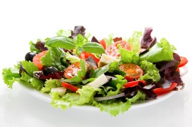 salata taze sebze, peynir mozzarella ve zeytin, zeytinyağı ile sulanan