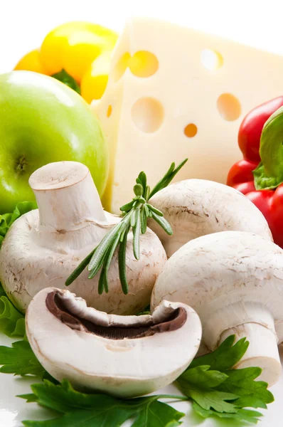 双孢菇、 绿色叶欧芹、 迷迭香、 sa 法援署、 苹果、 奶酪和甜椒. — 图库照片