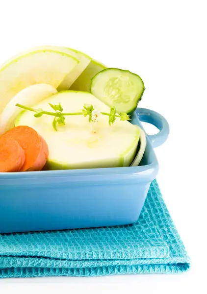 Arroces, pepino y cebolla en taza de barro — Foto de Stock