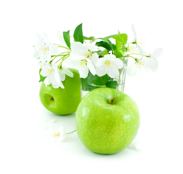 Green apples and white flowers — Stock Photo, Image