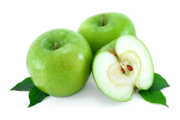 Frutas de manzana verde y la mitad de manzana y hojas verdes — Foto de Stock