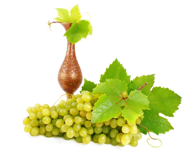 Uvas verdes y ánfora de cobre . —  Fotos de Stock