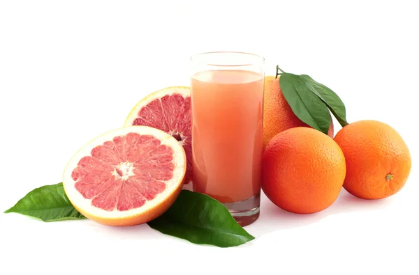 Grapefruit, pomeranč a šťáva. — Stock fotografie