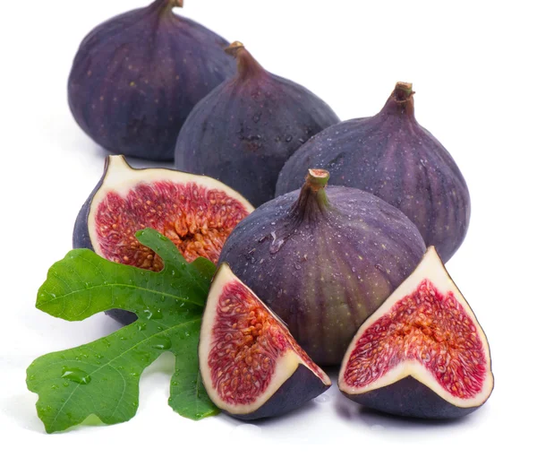 Some fresh,juicy figs with green leaves — Stock Photo, Image