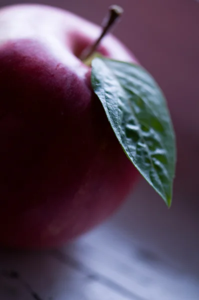 Rode appel met groen blad — Stockfoto