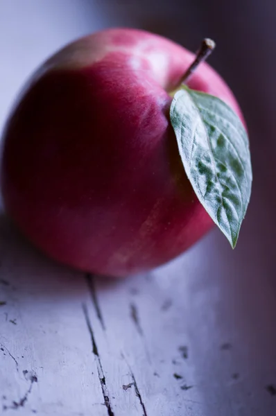 Red apple with green leaf — Stock Photo, Image