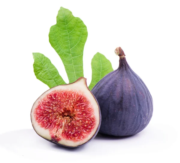 Ripe figs with red, juicy pulp and green leaves — Stock Photo, Image