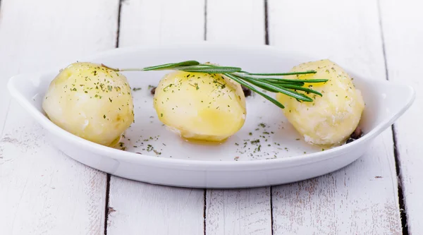 Картошка на белой тарелке — стоковое фото