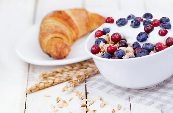 Iogurte com muesli e berri — Fotografia de Stock