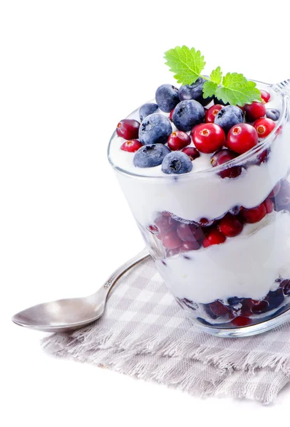 Yogurt segar dengan berry — Stok Foto