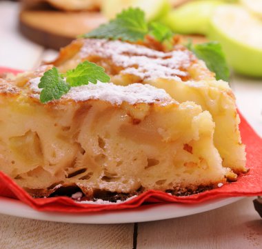 elma pasta ve nane yaprakları