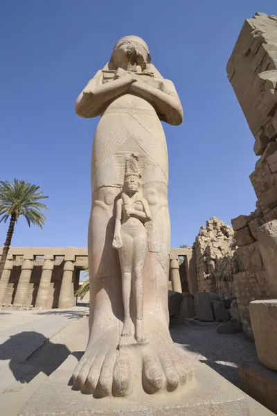 Grote standbeeld in karnak tempel — Stockfoto