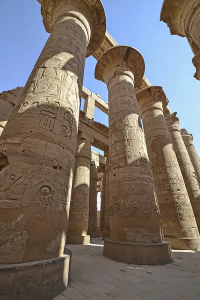 Colunas no templo Karnak em Luxor — Fotografia de Stock