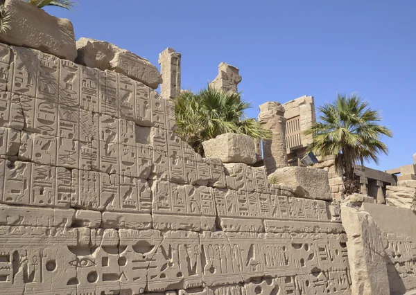 Egyptian hieroglyphic carvings on a wall — Stock Photo, Image