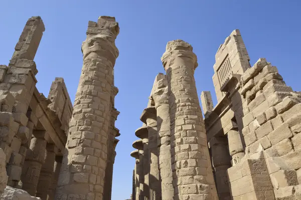 Colunas no templo Karnak em Luxor — Fotografia de Stock