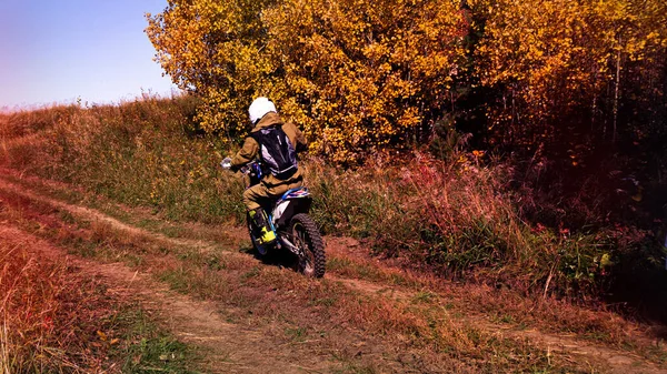 Gambar Adalah Pengendara Sepeda Motor Berpakaian Pada Hari Musim Gugur — Stok Foto