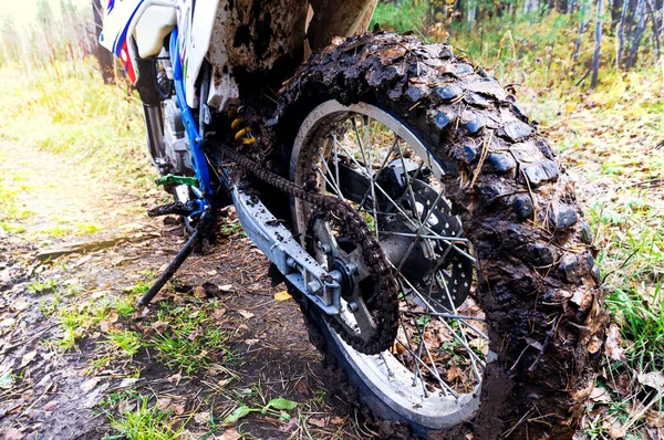 Foto Van Een Enduro Motorfiets Modder Het Rijden Een Bospad — Stockfoto