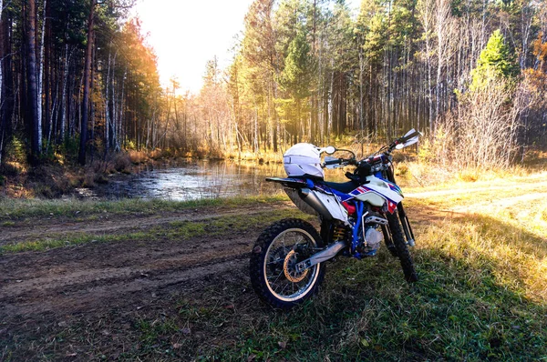 Foto Una Motocicleta Enduro Sobre Telón Fondo Pequeño Lago Naturaleza — Foto de Stock