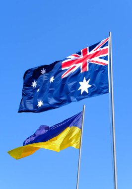 Ukrayna ve Avustralya bayrakları mavi gökyüzünde dalgalanıyor