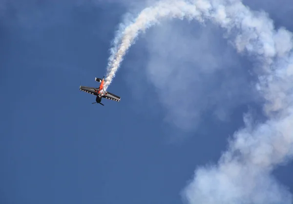 Mavi Gökyüzünde Bir Askeri Jet Uçuyor — Stok fotoğraf