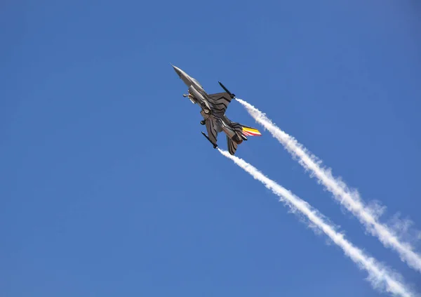 Mavi Gökyüzünde Bir Askeri Jet Uçuyor — Stok fotoğraf