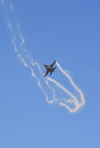 Mavi Gökyüzünde Bir Askeri Jet Uçuyor — Stok fotoğraf