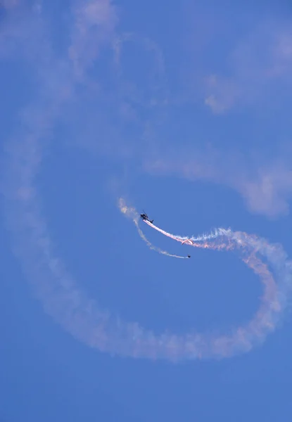Військовий Літак Летить Димом Блакитному Небі — стокове фото