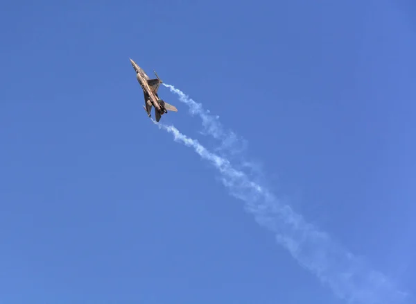 一架军用战斗机在蓝天中飞行 — 图库照片