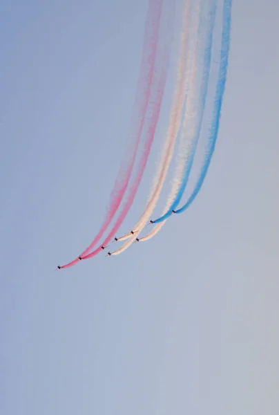 Військові Винищувачі Літають Групі Димом Блакитному Небі — стокове фото