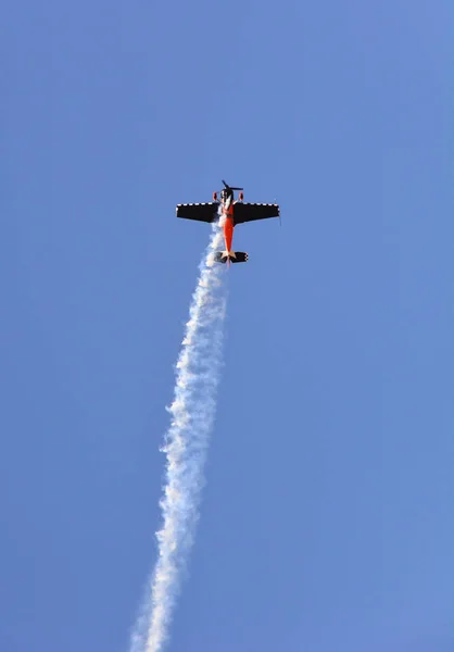 Askeri Uçak Mavi Gökyüzünde Dumanla Uçuyor — Stok fotoğraf
