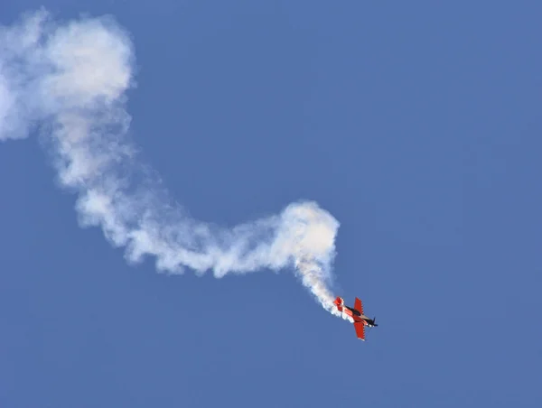 Askeri Uçak Mavi Gökyüzünde Dumanla Uçuyor — Stok fotoğraf