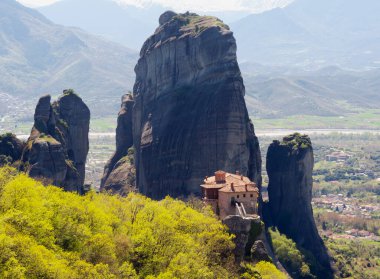 Yunanistan 'daki gözlem güvertesinden Meteora Dağları ve Rusanou Manastırı' nın panoramik manzarası