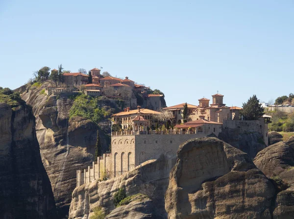 Yunanistan 'daki Meteora Dağları' ndaki Varlaama Manastırı ve Büyük Meteor Manastırı 'nın Panoramik Manzarası