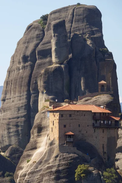 Yunanistan 'daki gözlem güvertesinden Meteora Dağları ve Anapavsas Aziz Niklas Manastırı' nın panoramik manzarası 