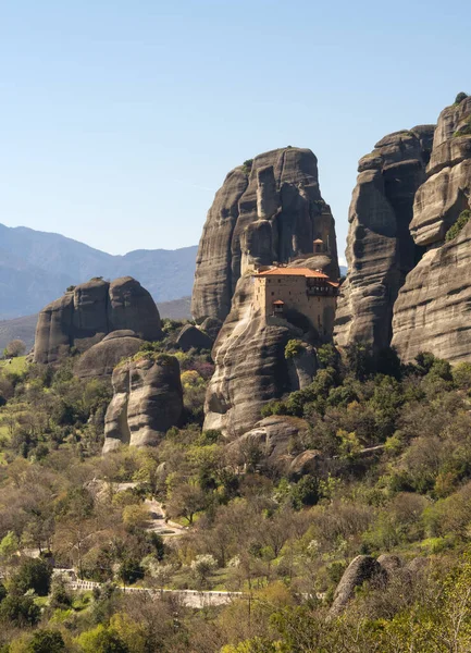 Yunanistan 'daki gözlem güvertesinden Meteora Dağları ve Anapavsas Aziz Niklas Manastırı' nın panoramik manzarası 