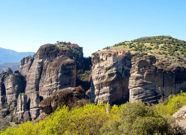 Yunanistan 'daki Meteora Dağları' ndaki Varlaama Manastırı ve Büyük Meteor Manastırı 'nın Panoramik Manzarası