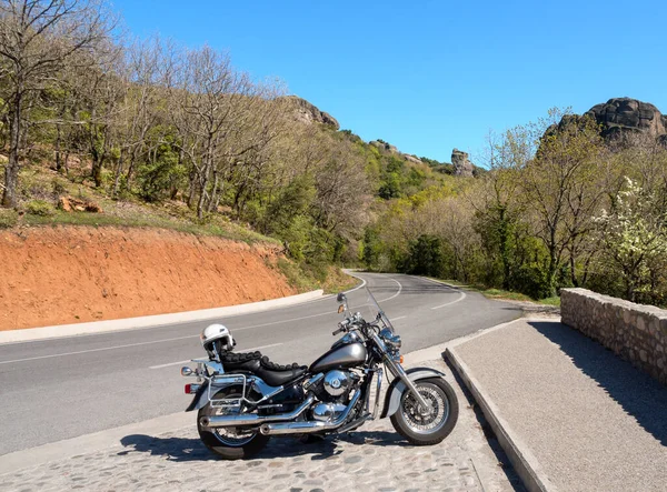 Uma Motocicleta Helicóptero Está Estrada Entre Montanhas Meteora Grécia — Fotografia de Stock