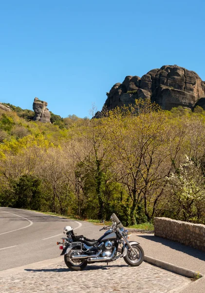 Motocykl Śmigłowca Stoi Drodze Wśród Gór Meteora Grecji — Zdjęcie stockowe