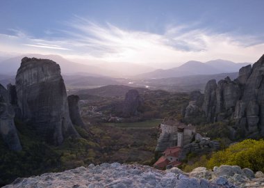 Yunanistan 'daki gözlem güvertesinden Meteora Dağları ve Rusanou Manastırı' nın panoramik manzarası