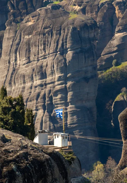 그리스의 메테오라 산맥에 수도원의 케이블카를 바라봄 — 스톡 사진
