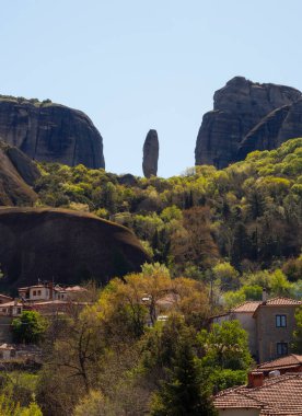 Yunanistan 'daki Meteora Dağları' ndaki bir parmak gibi tuhaf bir kaya görüntüsü