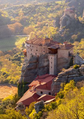 Yunanistan 'daki gözlem güvertesinden Meteora Dağları ve Rusanou Manastırı' nın panoramik manzarası