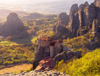 Yunanistan 'daki gözlem güvertesinden Meteora Dağları ve Rusanou Manastırı' nın panoramik manzarası