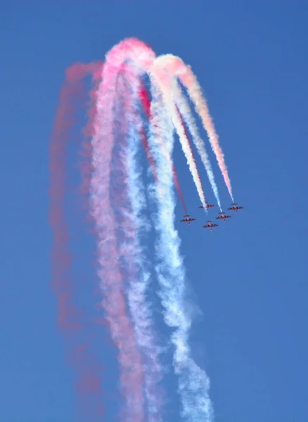Askeri Savaş Uçakları Mavi Gökyüzünde Dumanlı Bir Grupla Uçar — Stok fotoğraf