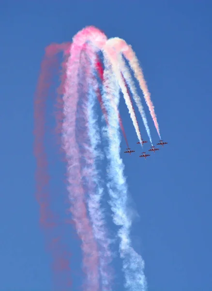 Aviones Combate Militares Vuelan Grupo Con Humo Cielo Azul —  Fotos de Stock