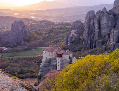 Yunanistan 'daki gözlem güvertesinden Meteora Dağları ve Rusanou Manastırı' nın panoramik manzarası