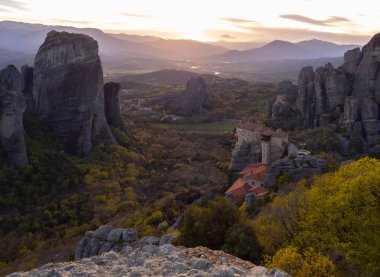 Yunanistan 'daki gözlem güvertesinden Meteora Dağları ve Rusanou Manastırı' nın panoramik manzarası