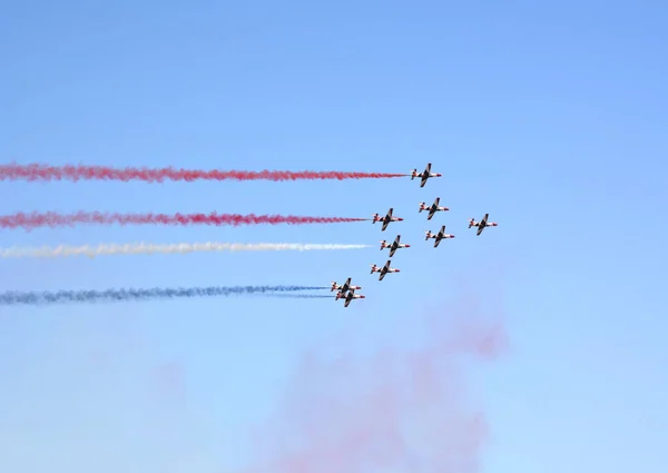 Військові Винищувачі Літають Групі Димом Блакитному Небі — стокове фото